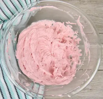 KETO STRAWBERRY MERINGUE COOKIES